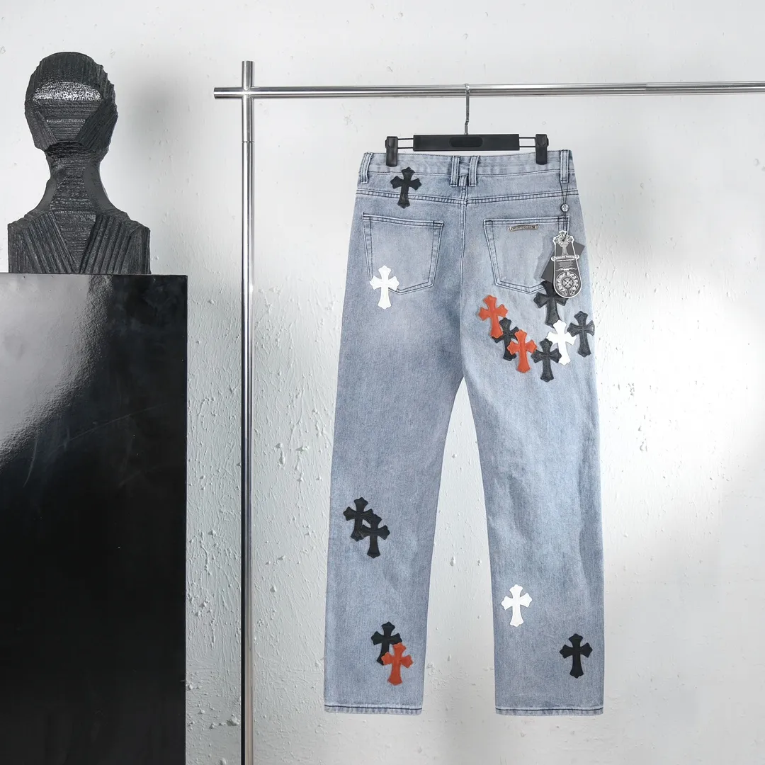 P290 (top version) Chrome hearts new city-limited flame blue jeans Chrome hearts city-limited jeans Hardware customization Original development vintage levis American-made 501 black and gray base version Levi's American-made 501 base version Imported sheepskin 925 silver remake [Top heavy industry fashion design] Consistently high-street luxury style. Speaking of this style, the Zangyin family and GU family are definitely the leading representative brands. Especially the Zangyin family has really achieved a state-of-the-art effect in creating high-street style. The unique washed material is used to create this style. The color system is already quite eye-catching. After it is decorated with patchwork cross flowers, it cleverly highlights the charm of the brand. Secondly, this style uses classic The high-waist cutting design highlights the long legs and fashionable temperament of the upper body. The brand is highly recognizable and the slim fit configuration is more suitable for daily wear. It is a product that interprets personality, fashion, and specifications at a glance. This single product is enough to make any fan excited. It can be a white T-shirt for a youthful college style, or a tight suspender for a royal style. It has strong matching ability and can be easily controlled by men.  [Materials and craftsmanship] Needless to say, this point goes without saying. As an excellent craftsman brand, Zangyin’s requirements for details and craftsmanship are really perfect. The washed color of this model has gone through so many processes, not to mention the embellishment of denim appliques. It is also purely hand-made and sewn. Just like what they believe in, only hand-made things have soul and have the meaning of wear. A top-notch heavy-duty fashionable denim item, I look forward to your perfect interpretation! !  Color: Blue Size: S M L XL